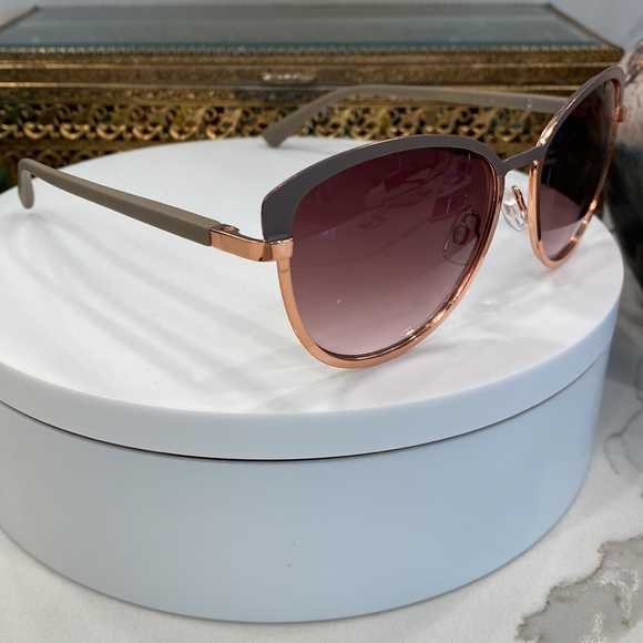 Jessica Simpson - Rose-Gold/Gray Subtle Cat-Eye Sunglasses - EUC - Picture 1 of 17
